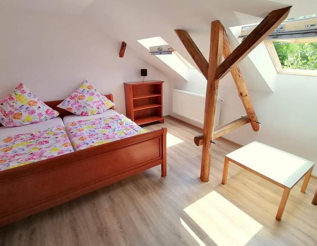 Отель Casa Bunicii Саска-Монтанэ Экстерьер фото