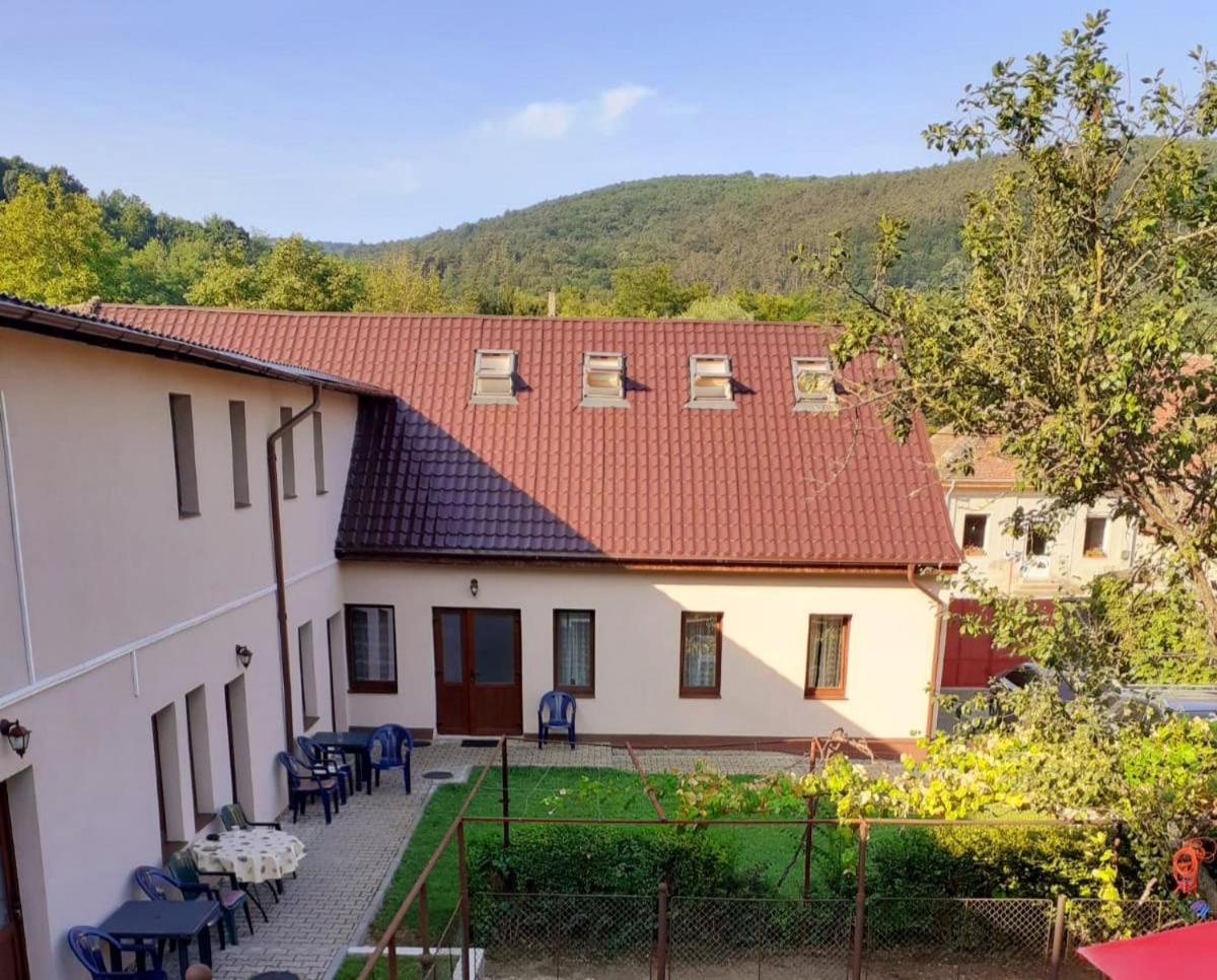 Отель Casa Bunicii Саска-Монтанэ Экстерьер фото