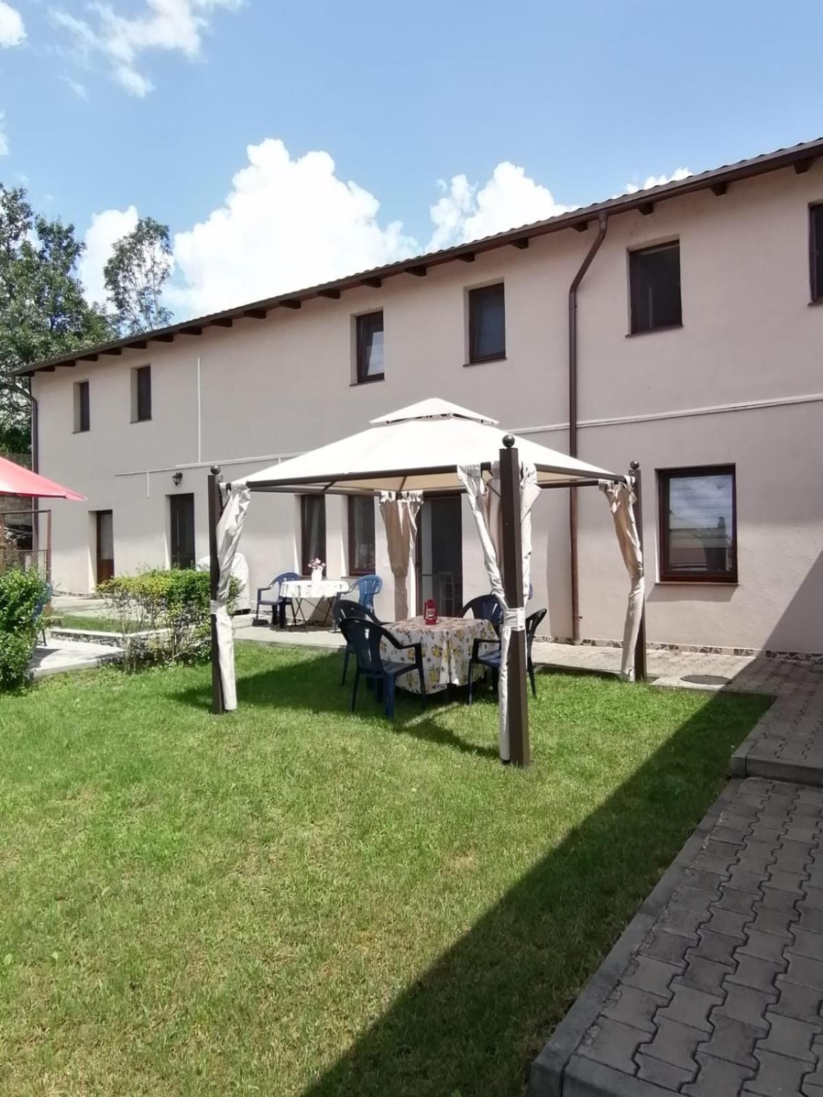 Отель Casa Bunicii Саска-Монтанэ Экстерьер фото